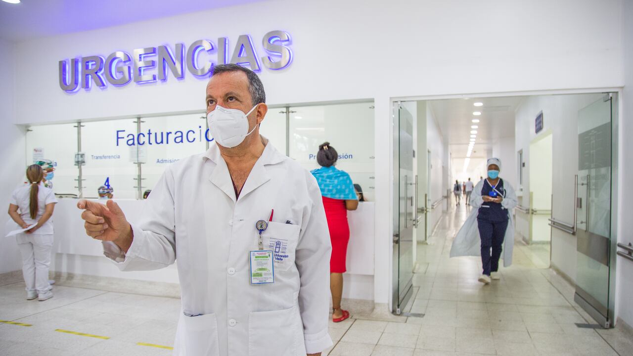 El principal -y más grande- hospital público del suroccidente de Colombia resiste con poco espacio en sus camas UCI para atender el alto número de pacientes covid que necesitan ventilación mecánica.