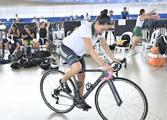 Mariana Pajón durante una sesión de entrenamiento controlado en el velódromo Alcides Nieto Patiño de Cali.