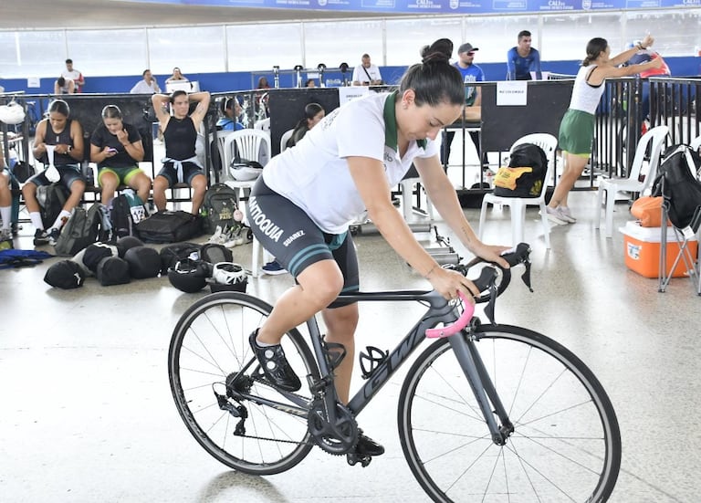 Mariana Pajón durante una sesión de entrenamiento controlado en el velódromo Alcides Nieto Patiño de Cali.