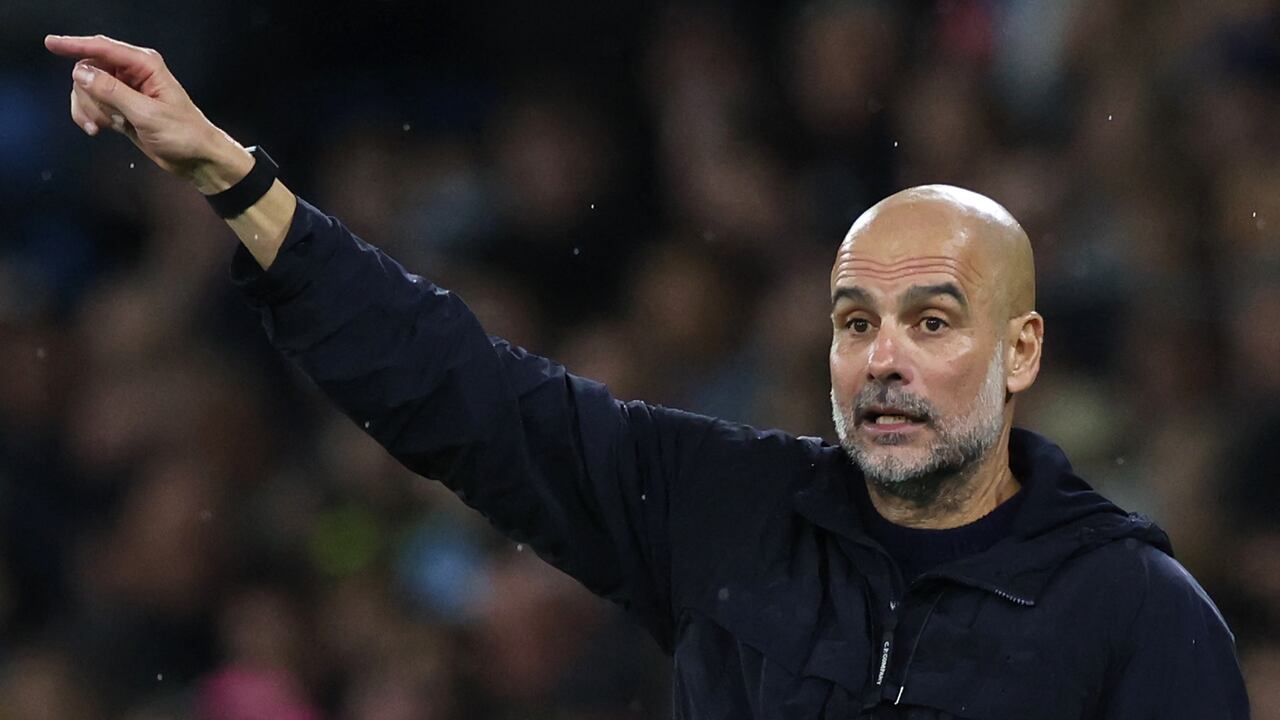 El técnico español del Manchester City, Pep Guardiola, gesticula durante el partido de la Premier League inglesa entre el Manchester City y el Liverpool en el Etihad Stadium de Manchester, noroeste de Inglaterra, el 9 de noviembre de 2025. (Foto de Darren Staples / AFP)