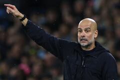 El técnico español del Manchester City, Pep Guardiola, gesticula durante el partido de la Premier League inglesa entre el Manchester City y el Liverpool en el Etihad Stadium de Manchester, noroeste de Inglaterra, el 9 de noviembre de 2025. (Foto de Darren Staples / AFP)