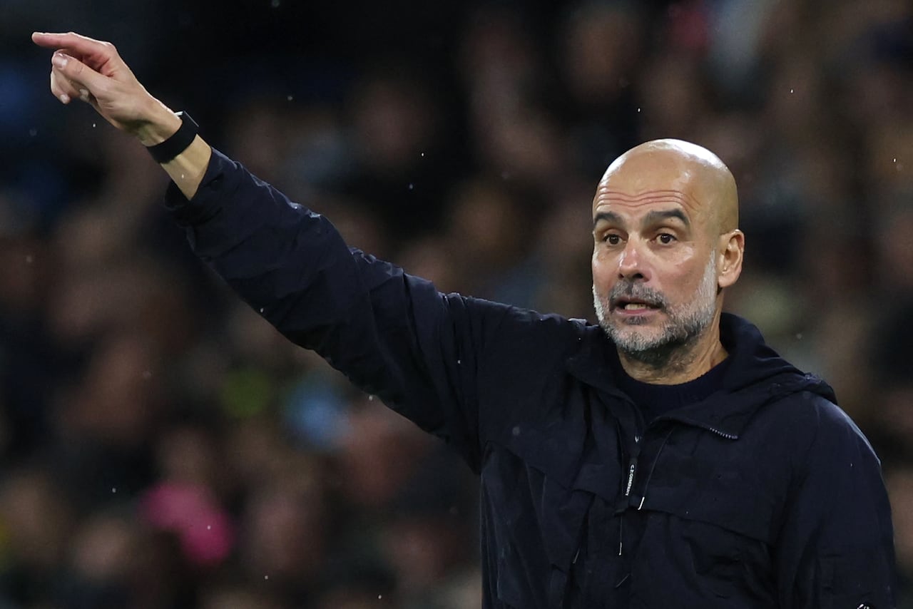 El técnico español del Manchester City, Pep Guardiola, gesticula durante el partido de la Premier League inglesa entre el Manchester City y el Liverpool en el Etihad Stadium de Manchester, noroeste de Inglaterra, el 9 de noviembre de 2025. (Foto de Darren Staples / AFP)