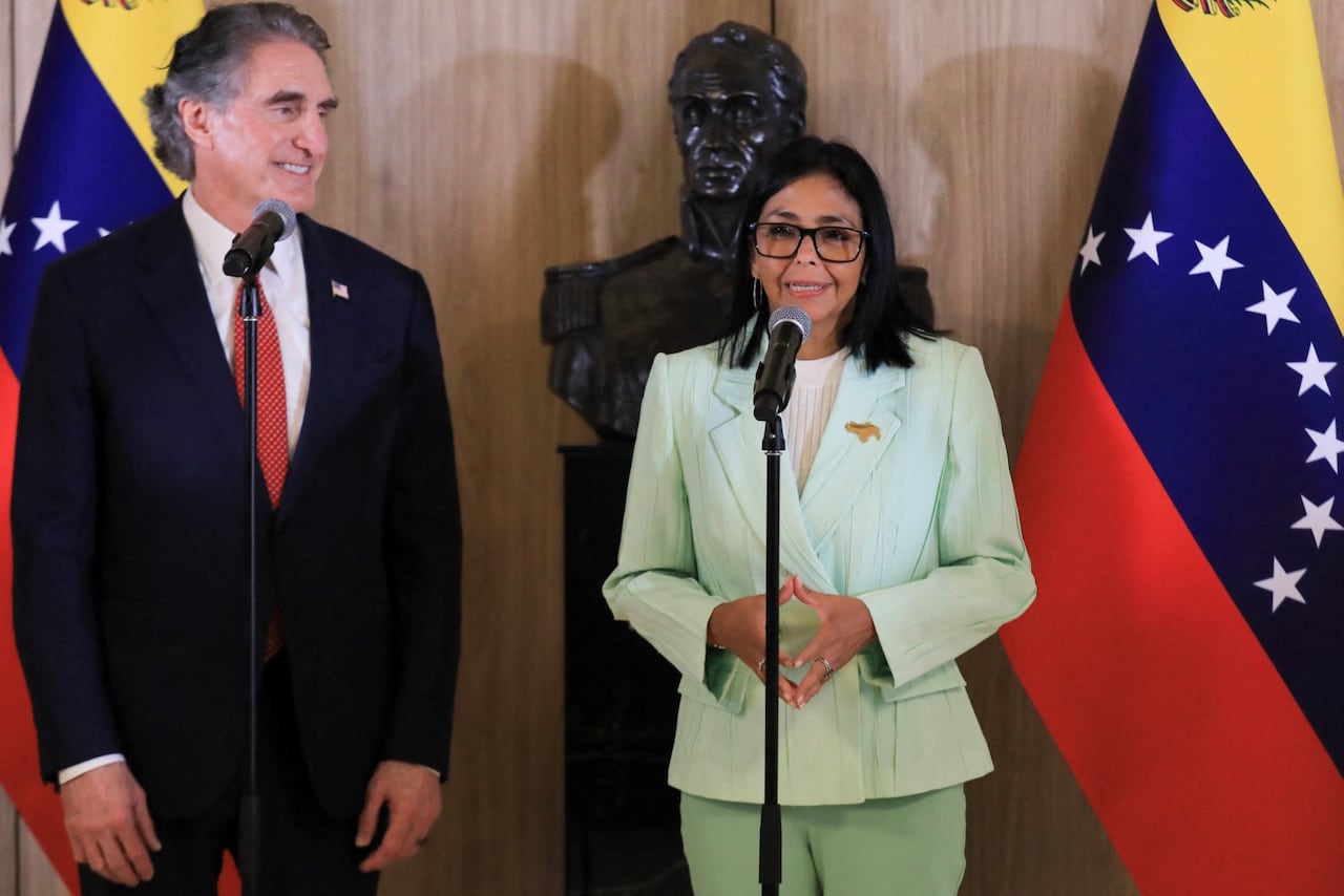 Esta fotografía, difundida por la oficina de prensa de la Presidencia venezolana, muestra a la presidenta interina de Venezuela, Delcy Rodríguez (der.), hablando junto al secretario del Interior de EE. UU., Doug Burgum, durante la ceremonia de firma de un documento en el Palacio Presidencial de Miraflores, Caracas, el 5 de marzo de 2026