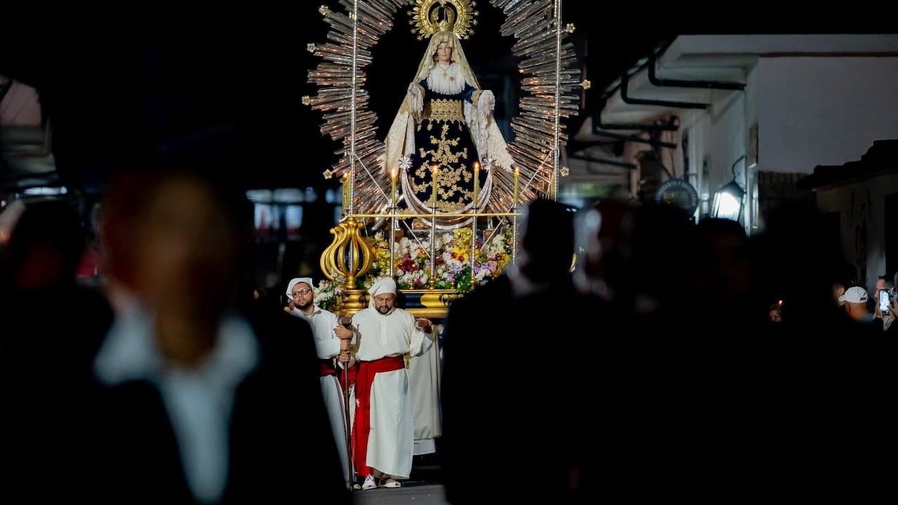 En el municipio de Puerto Tejada, el mandatario participó en la procesión cargando el paso de La Dolorosa, en medio de una jornada de fe y tradición