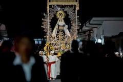 En el municipio de Puerto Tejada, el mandatario participó en la procesión cargando el paso de La Dolorosa, en medio de una jornada de fe y tradición