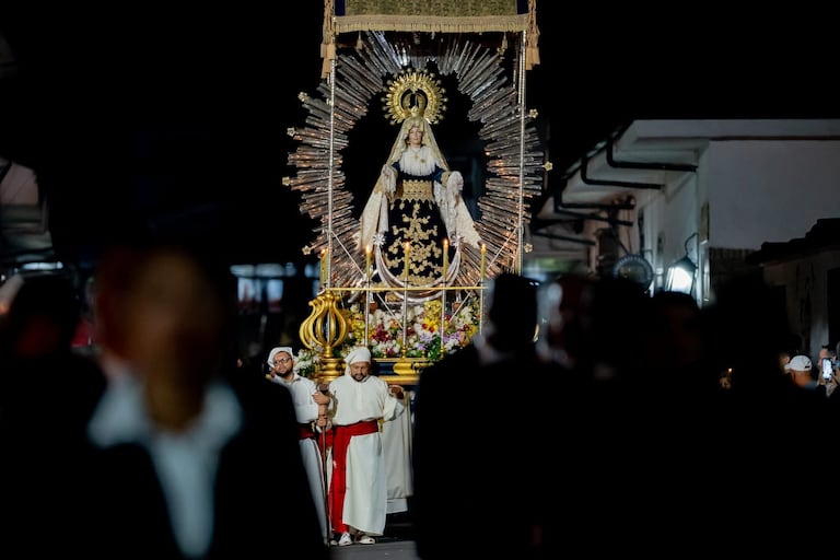 En el municipio de Puerto Tejada, el mandatario participó en la procesión cargando el paso de La Dolorosa, en medio de una jornada de fe y tradición