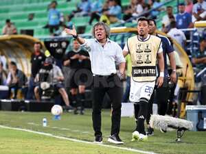 Alberto Gamero reclama una decisión arbitral durante el partido entre Jaguares y Millonarios.