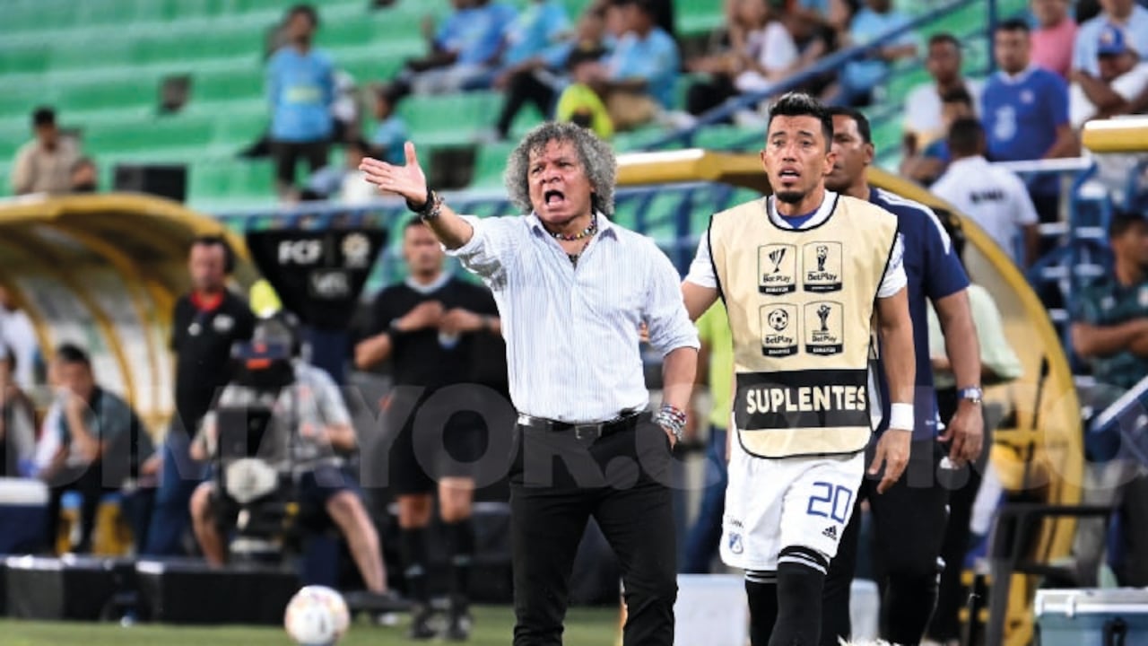 Alberto Gamero reclama una decisión arbitral durante el partido entre Jaguares y Millonarios.