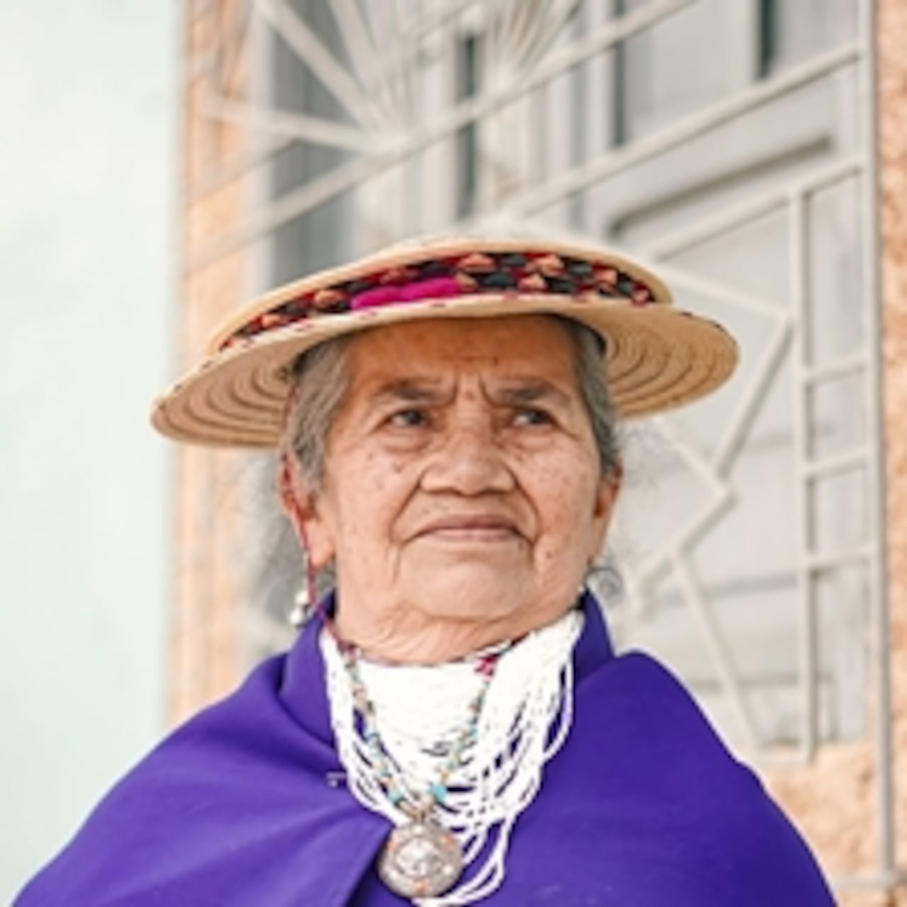 Bárbara Muelas, maestra y lingüista del pueblo misak, primera mujer indígena en ocupar un puesto en la Academia Colombiana de la Lengua.