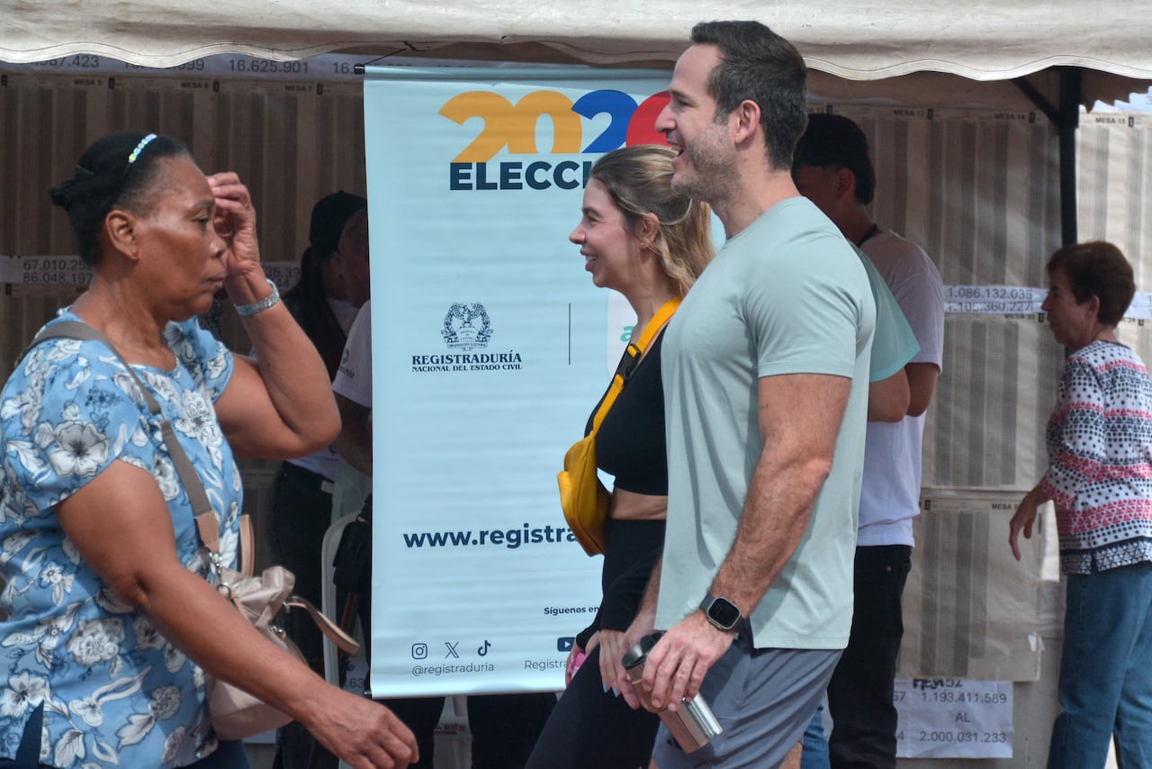 Los colombianos salieron a votar en las urnas para elegir presidente y vicepresidente.