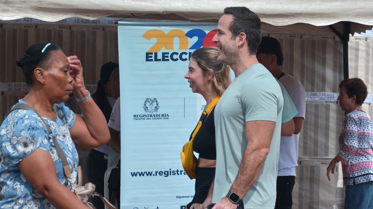Los colombianos salieron a votar en las urnas para elegir presidente y vicepresidente.