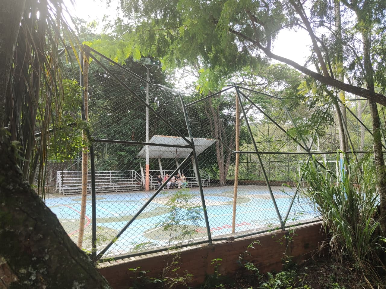 Así permanece sostenida parte de la reja del escenario deportivo de Aguacatal, tras los daños ocasionados por la caída de un árbol.