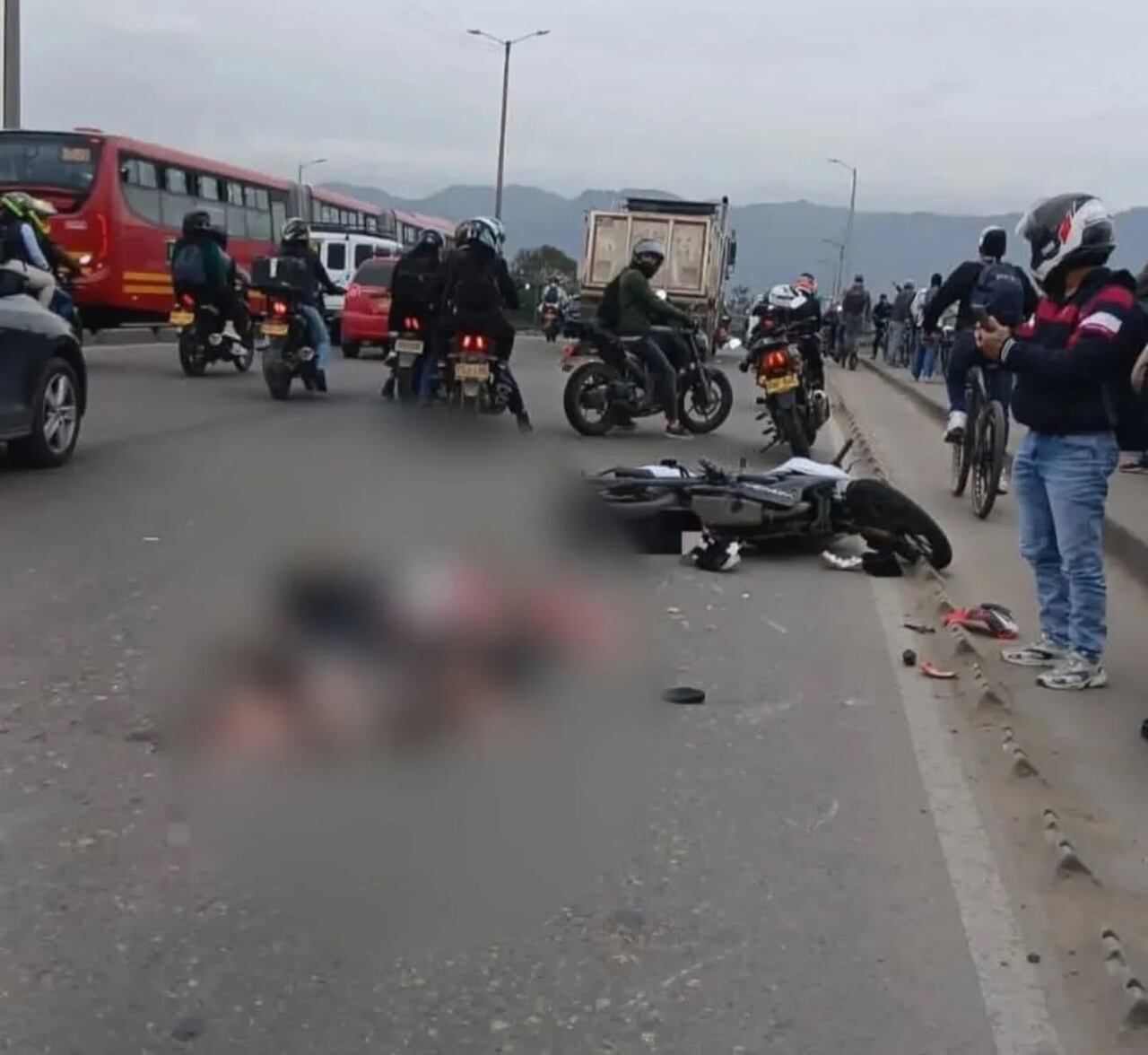 El siniestro vial sucedió sobre la avenida Mutis o calle 63 con carrera 98, en inmediaciones del barrio Álamos de la capital del país. Usuarios en aplicaciones de movilidad reportan que hay cierre vial en ambos sentidos, después de dos horas de la colisión.