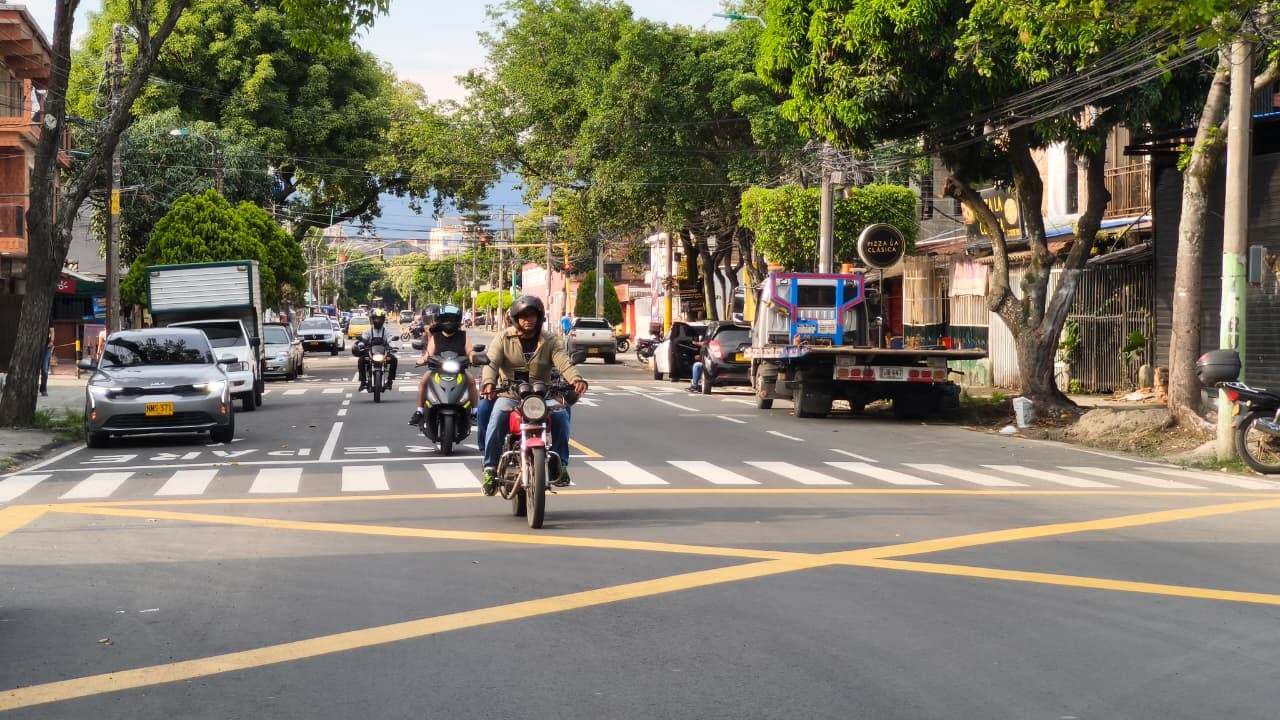 La Secretaría de Movilidad informó que se encuentra recopilando información sobre la denuncia ciudadana relacionada con la señalización de esta vía.