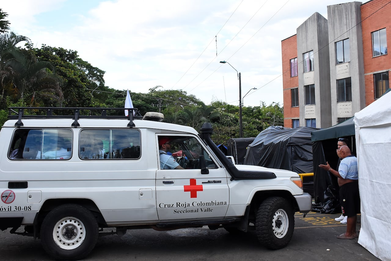 Ayuda Psicosocial de voluntarios de la Cruz Roja y la fundación Dra Florecita a damnificados de Altos de Santa Elena.