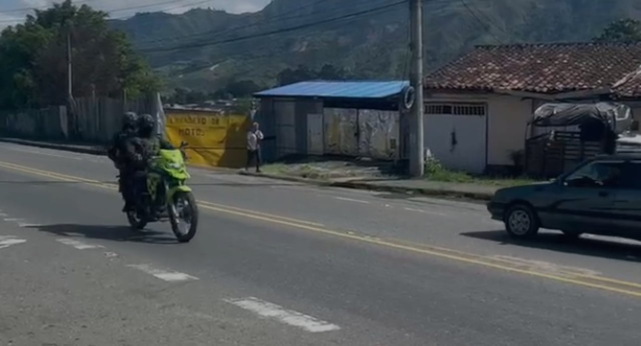 Los policías adelantan reiterados patrullajes en este punto de la vía Popayán-Cali