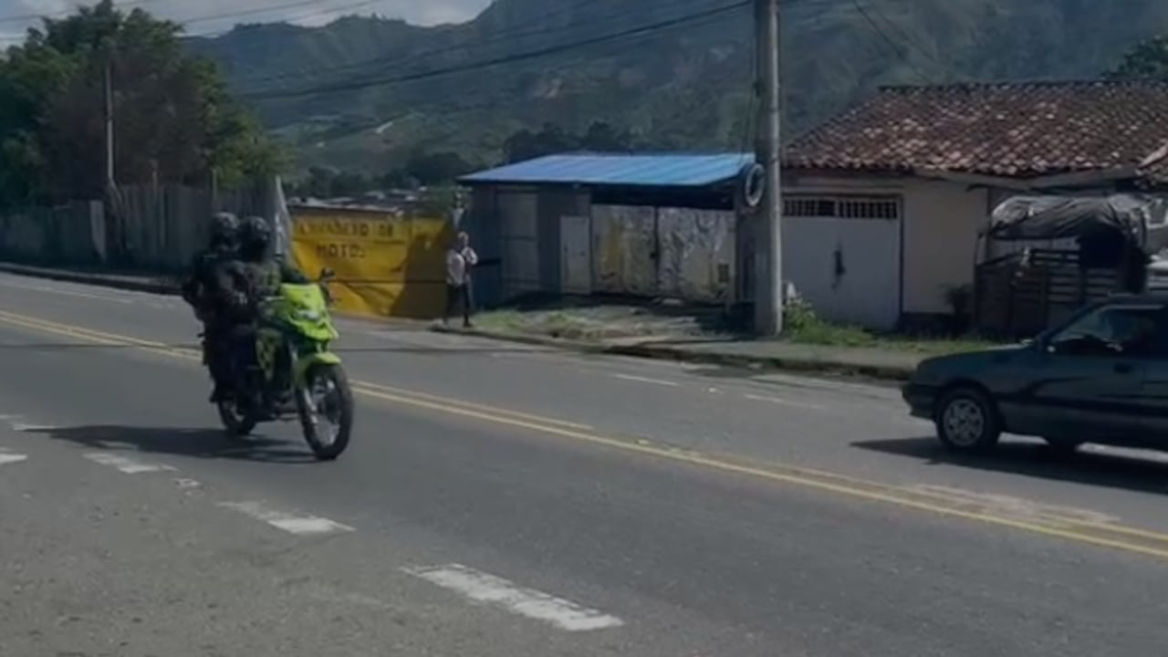 Los policías adelantan reiterados patrullajes en este punto de la vía Popayán-Cali