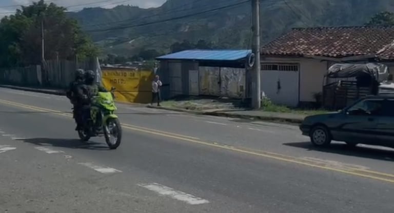 Los policías adelantan reiterados patrullajes en este punto de la vía Popayán-Cali