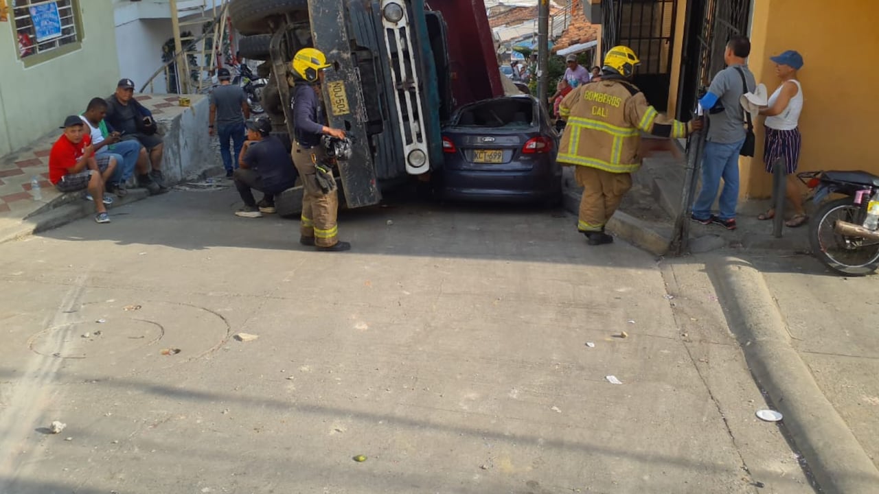 De acuerdo con el reporte del Cuerpo de Bomberos Voluntarios de Cali, al lugar acudieron una ambulancia con dos paramédicos.