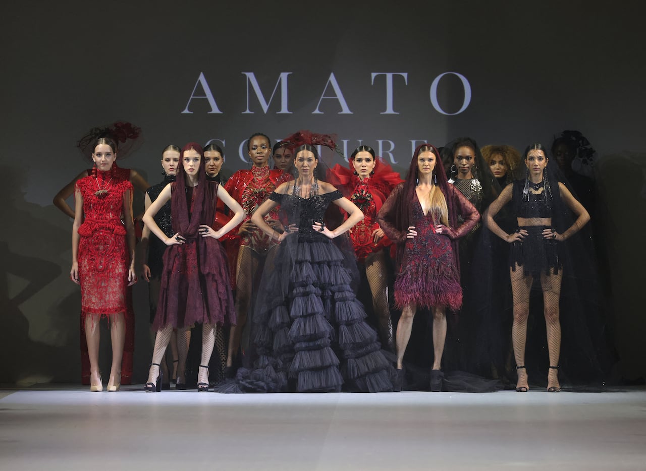 Una modelo presenta una creación del diseñador Gosia Baczynska durante el Arab Fashion Week en Dubái (Photo by Giuseppe CACACE / AFP)