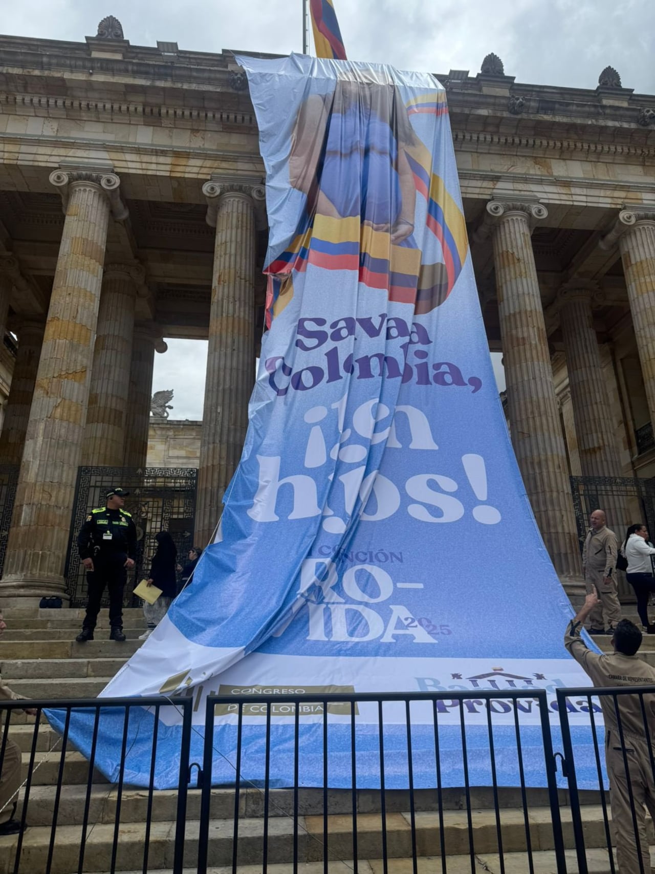 campaña, promovida por el congreso el pasado septiembre del 2025. Donde se instalo Una pancarta de grandes dimensiones con el mensaje “Salva a Colombia, ¡ten hijos!”