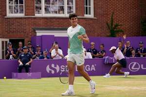 Carlos Alcaraz, de España, reacciona después de anotar un punto contra Sebastian Korda, de EE. UU., durante su partido de semifinales de individuales masculino en el torneo de tenis Queens Club en Londres, el sábado 24 de junio de 2023. Alkaraz ganó 6/3, 6/4 . (Foto AP/Alberto Pezzali)