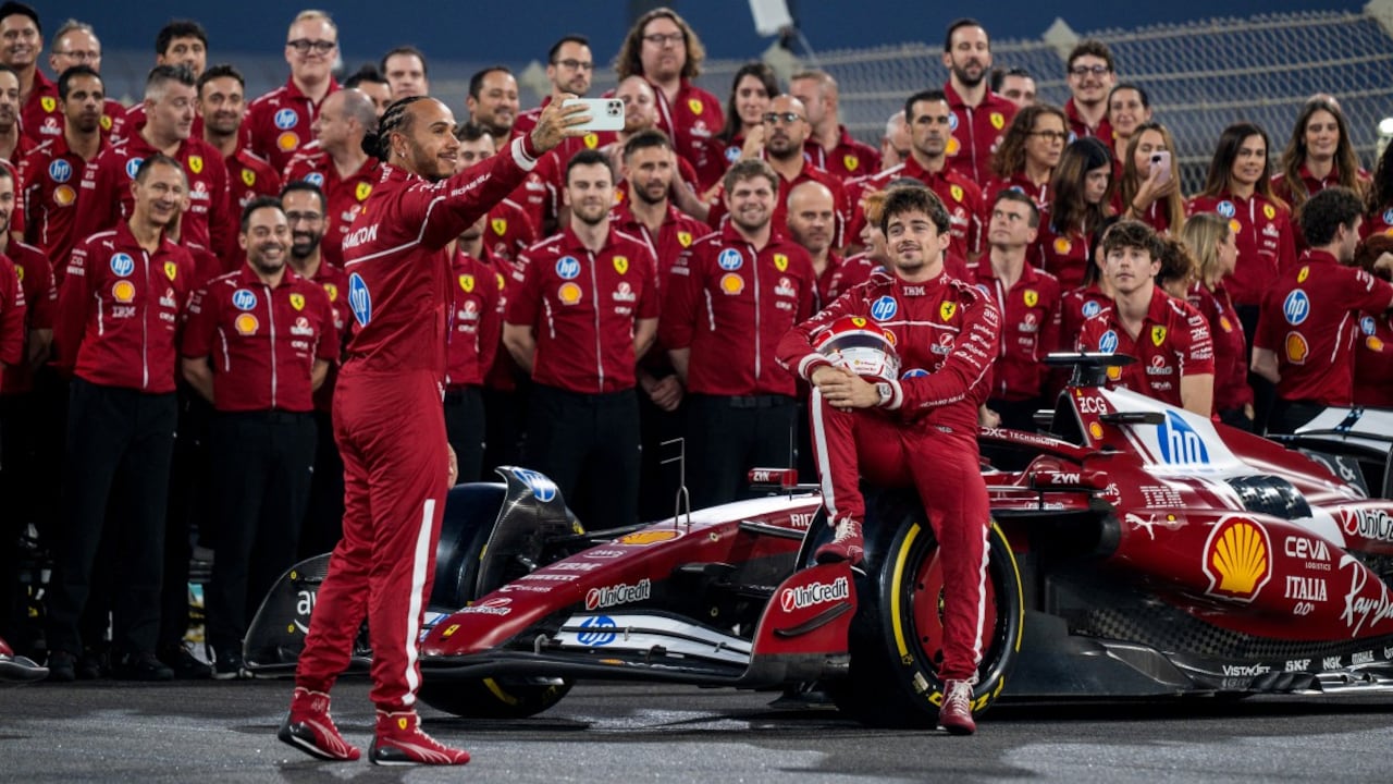 Lewis Hamilton con Charles Leclerc tomándose la última foto del equipo en el 2025.