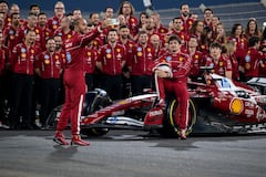 Lewis Hamilton con Charles Leclerc tomándose la última foto del equipo en el 2025.
