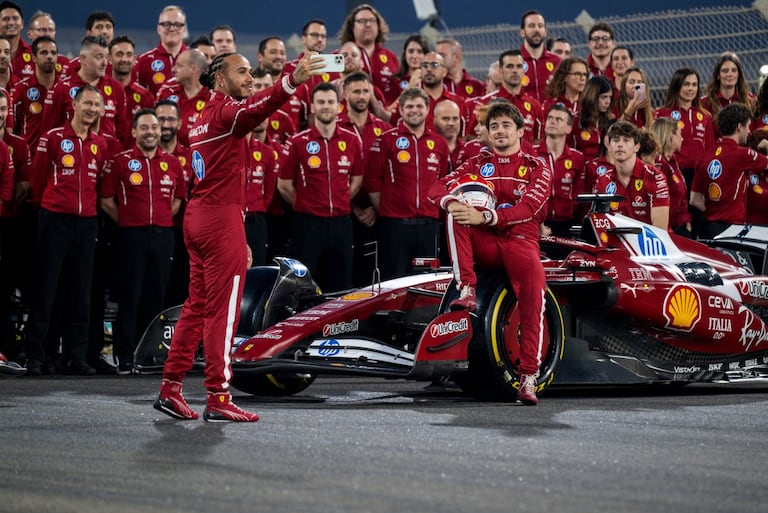 Lewis Hamilton con Charles Leclerc tomándose la última foto del equipo en el 2025.