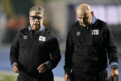 El entrenador colombiano de El Salvador, Hernán Darío 'Bolillo' Gómez (izq.), y el entrenador asistente colombiano, Edgar Carvajal (der.), gesticulan durante el partido de clasificación de la CONCACAF para la Copa Mundial de la FIFA 2026 entre Guatemala y El Salvador en el estadio Cementos Progreso de la ciudad de Guatemala el 4 de septiembre de 2025. (Foto de Johan ORDÉZ / AFP)