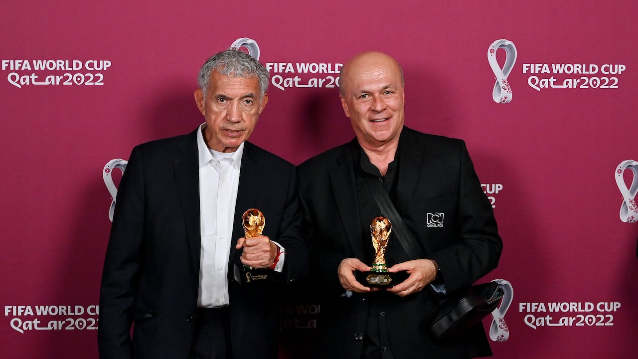Henry Jimenez Astudillo y Carlos Antonio Vélez recibiendo condecoración de la FIFA por cubrir varias Copas del Mundo
