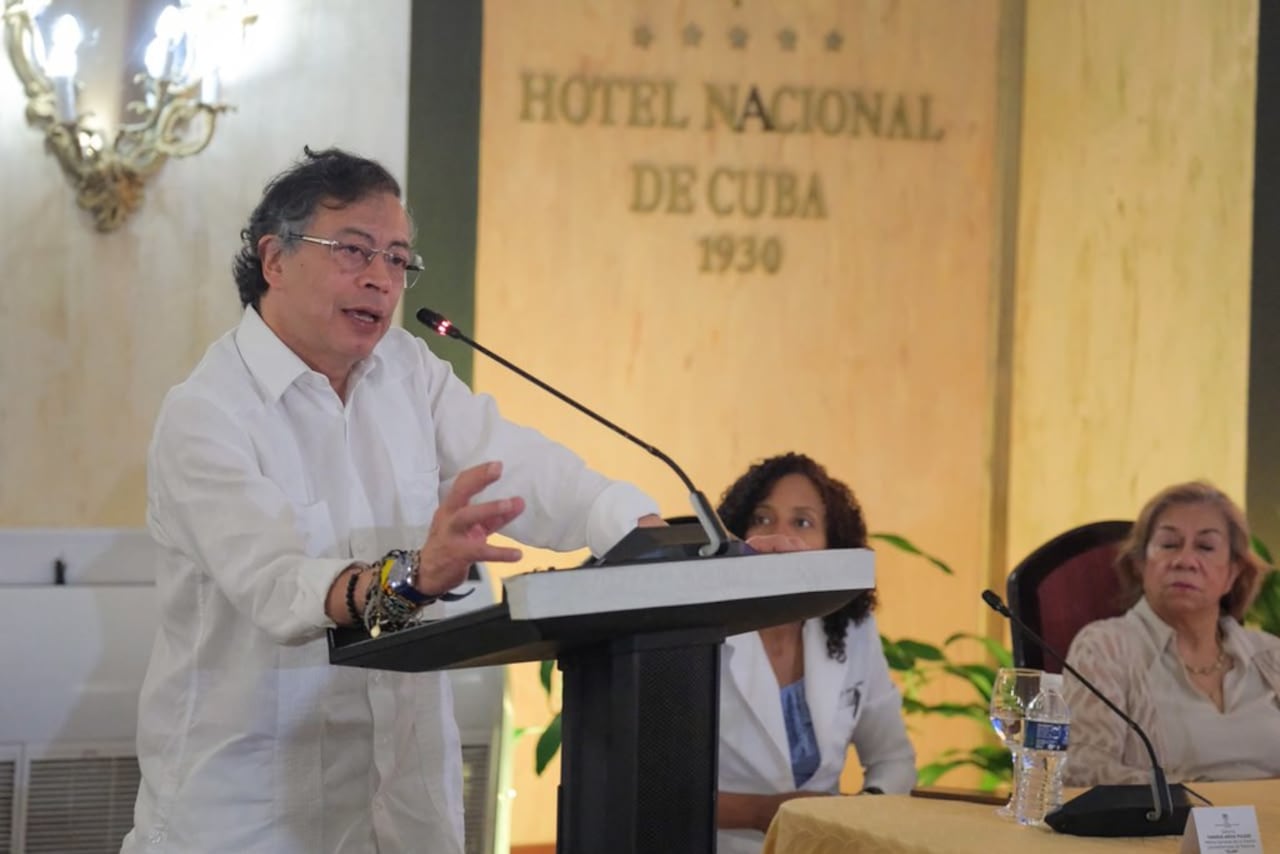 El presidente Gustavo Petro sostuvo un encuentro con estudiantes colombianos de medicina en medio de su visita a Cuba.