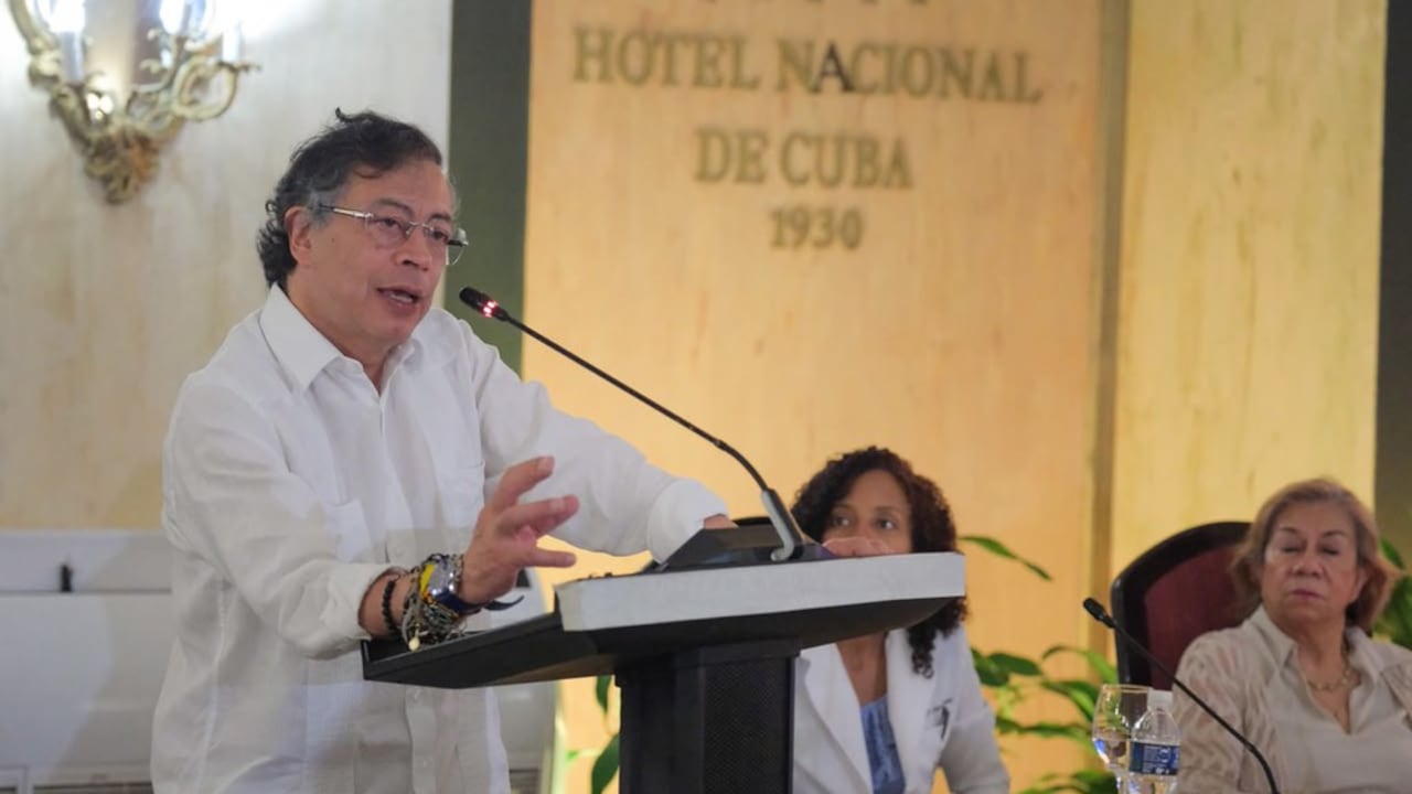 El presidente Gustavo Petro sostuvo un encuentro con estudiantes colombianos de medicina en medio de su visita a Cuba.