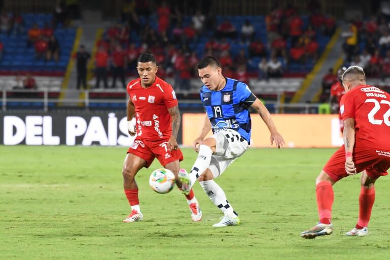 Cristian Barrios y Frank Lozano durante un partido América vs. Chicó en el Pascual Guerrero.