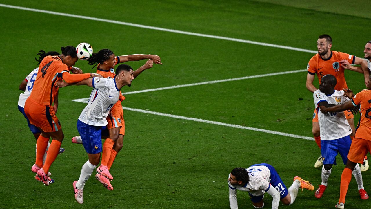 La selección francesa continúa en la lucha para abrir el marcador en el compromiso.