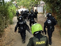 Las autoridades distritales de Cali, junto a la Policía y unidades de la Unidad Nacional de Diálogo y Mantenimiento del Orden (UNDMO), en un intento de realizar la restitución de varios predios que se encuentran invadidos en el cerro de Las Antenas, en la Comuna 18 de la ciudad, fueron atacados con rocas de gran tamaño por los invasores del lugar.