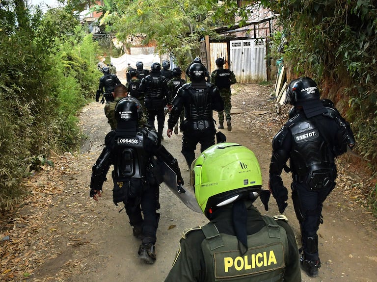 Las autoridades distritales de Cali, junto a la Policía y unidades de la Unidad Nacional de Diálogo y Mantenimiento del Orden (UNDMO), en un intento de realizar la restitución de varios predios que se encuentran invadidos en el cerro de Las Antenas, en la Comuna 18 de la ciudad, fueron atacados con rocas de gran tamaño por los invasores del lugar.