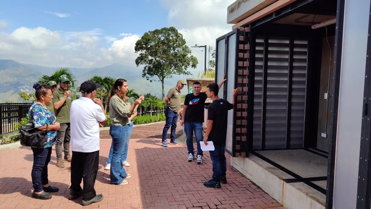 La Alcaldía de Cali realizó la entrega oficial de 11 módulos o kioscos a comerciantes.