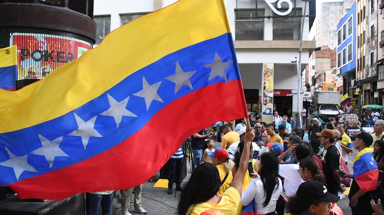 Cali: Migrantes venezolanos se reúnen en el bulevar del río en rechazo a la posesión de Maduro como presidente en Venezuela. Fotos: José L Guzmán. El País