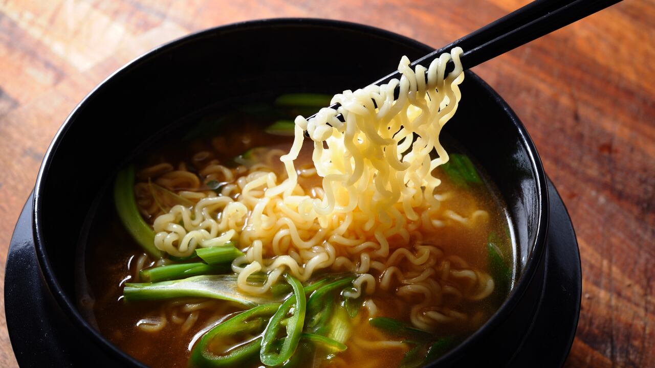 La simplicidad y versatilidad de los ingredientes necesarios para hacer un ramen casero hacen que esta receta sea accesible para cocineros de todos los niveles de habilidad.