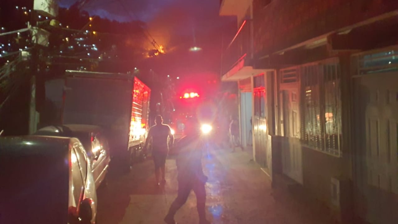 Los bomberos de Cali ya se encuentran controlando la emergencia.