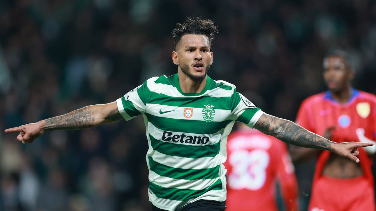 El delantero colombiano #97 del Sporting de Lisboa, Luis Suárez, celebra el primer gol del partido de la jornada 7 de la fase de liga de la UEFA Champions League entre el Sporting CP y el Paris Saint Germain en el estadio José Alvalade de Lisboa, el 20 de enero de 2026. (Foto de PATRICIA DE MELO MOREIRA / AFP)