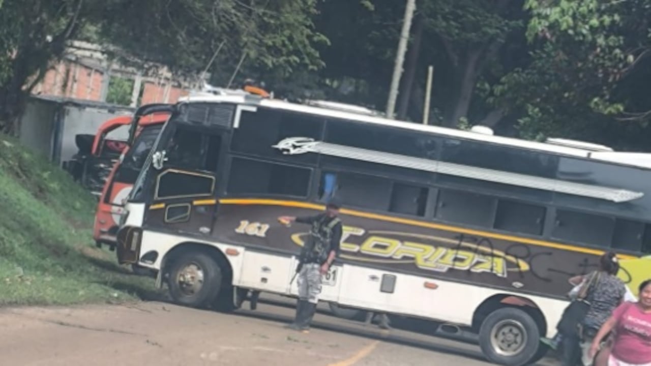 Las disidencias de las Farc obligaron a los ocupantes de varios vehículos a descender de los mismos para después atravesarlos sobre la carretera.