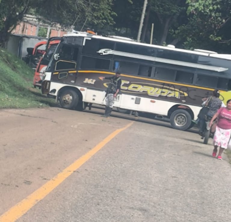 Las disidencias de las Farc obligaron a los ocupantes de varios vehículos a descender de los mismos para después atravesarlos sobre la carretera.