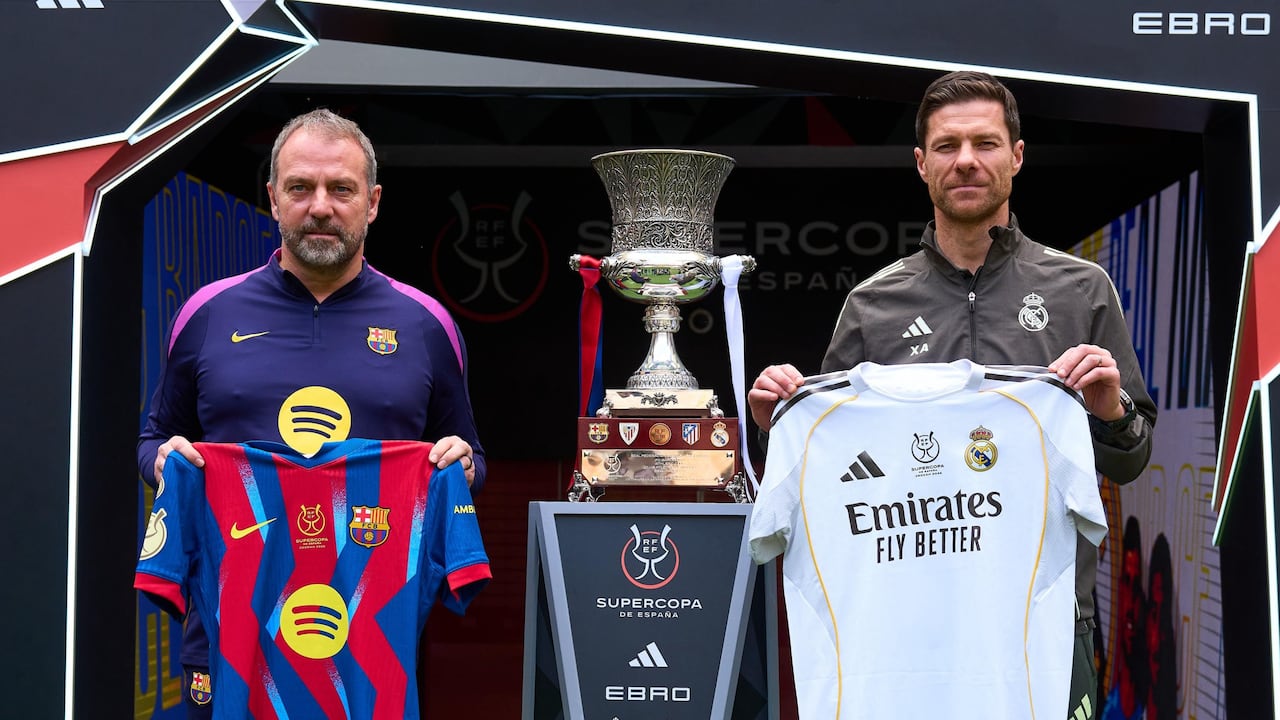 Xabi Alonso (der.) y Hansi Flick previo a la final de la Supercopa de España del pasado 11 de enero de 2026.