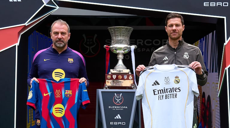 Xabi Alonso (der.) y Hansi Flick previo a la final de la Supercopa de España del pasado 11 de enero de 2026.