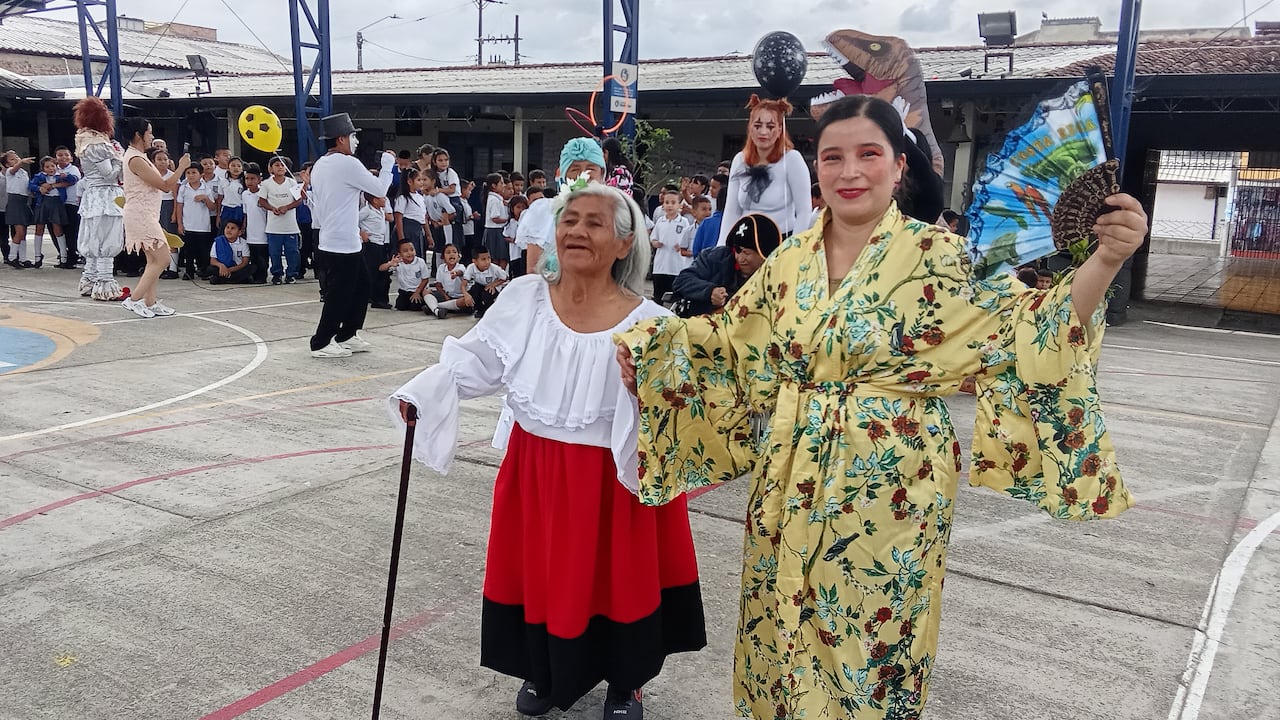 Con caracterizaciones de personajes clásicos de la televisión como El Chavo del Ocho y Los Picapiedra, los abuelitos del Hogar San Vicente de Paúl llenaron de risas y color el patio de la institución educativa.