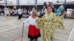 Con caracterizaciones de personajes clásicos de la televisión como El Chavo del Ocho y Los Picapiedra, los abuelitos del Hogar San Vicente de Paúl llenaron de risas y color el patio de la institución educativa.