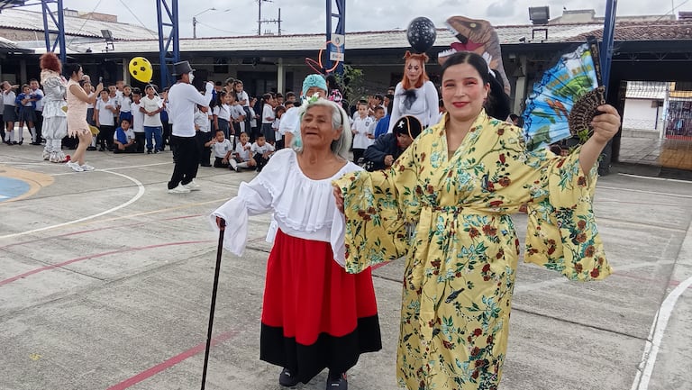 Con caracterizaciones de personajes clásicos de la televisión como El Chavo del Ocho y Los Picapiedra, los abuelitos del Hogar San Vicente de Paúl llenaron de risas y color el patio de la institución educativa.