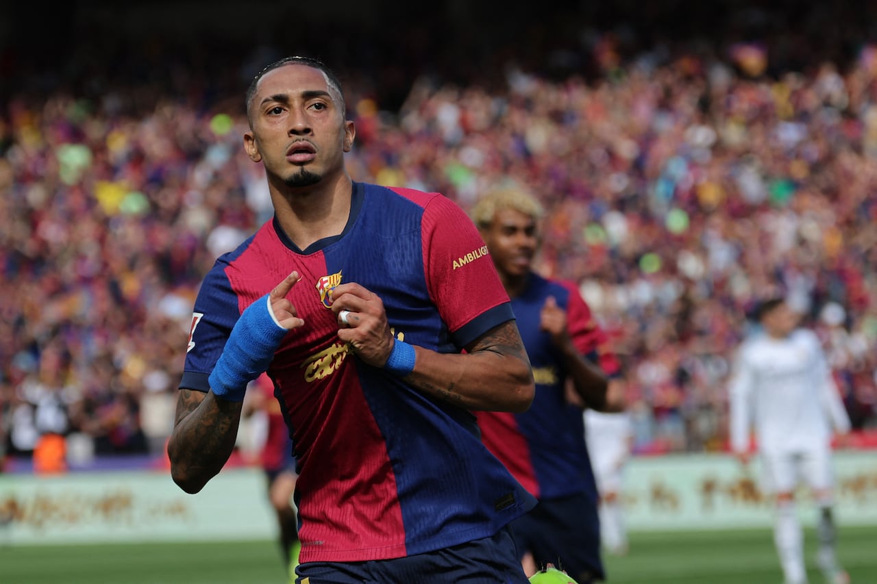 Raphinha renueva con el Barcelona